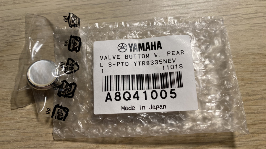 Верхняя кнопка помпы трубы YAMAHA YTR-8335S (пуговка клапана) A8Q41005 с перламутром в комплекте, серебро
