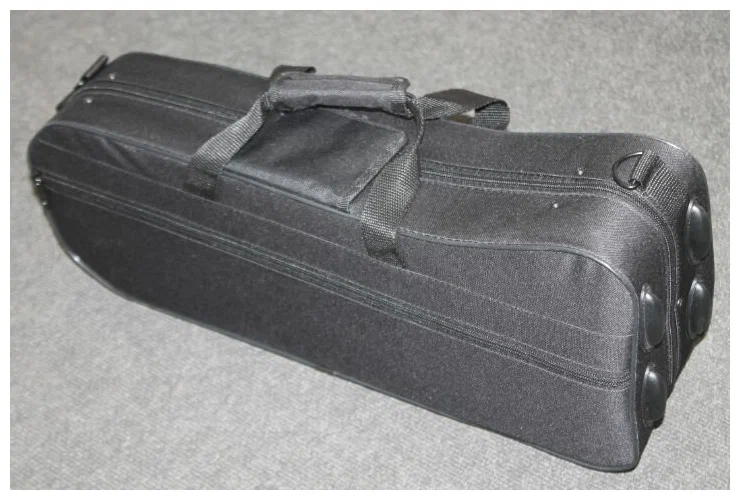 Кейс для трубы BRAHNER TRC-5/BK прямоугольный, покрытие - ткань, на молнии, с пластиковыми ножками, металлическая фурнитура, двойная ручка, пристегивающийся ремень, карман с внешней стороны, цвет - черный